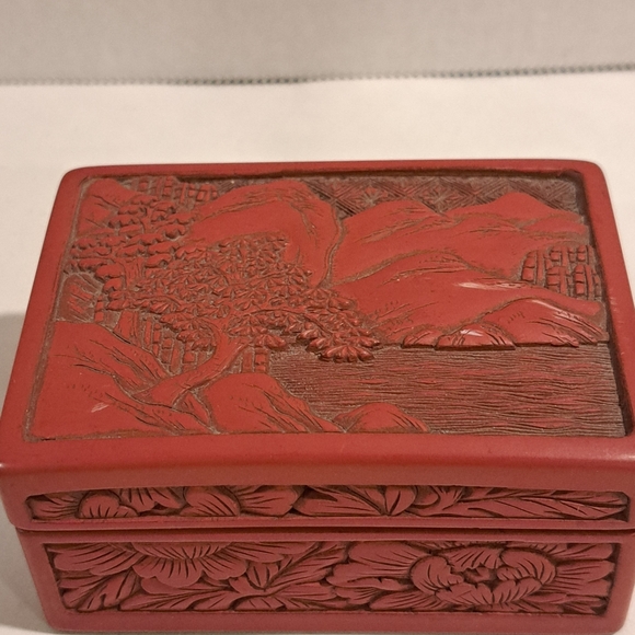 Antique Japanese red cinnabar and black lacquer lidded box with nature design. - Picture 4 of 11